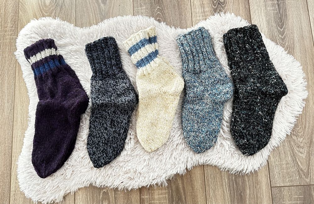 Vând ciorapi tricotati