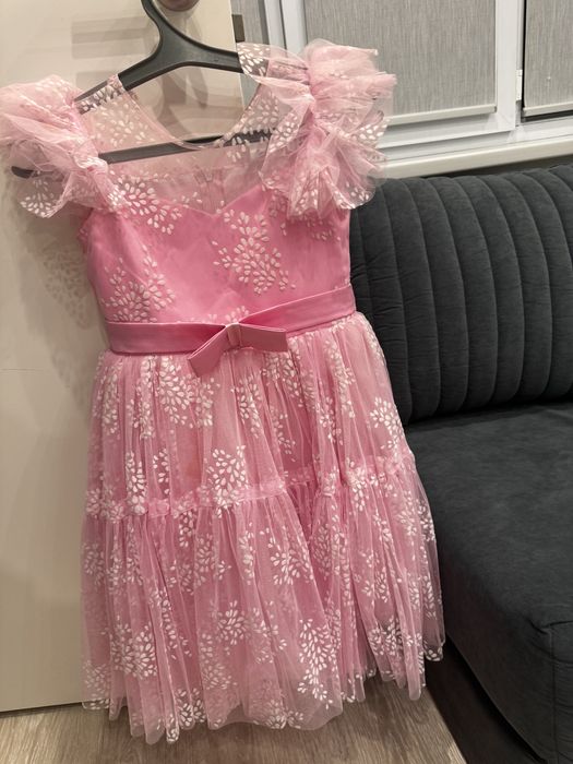 Платья и костюмы для девочек