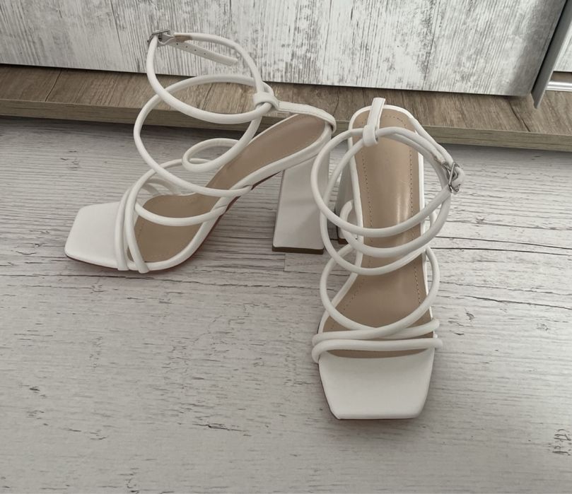 Сандали на висок ток