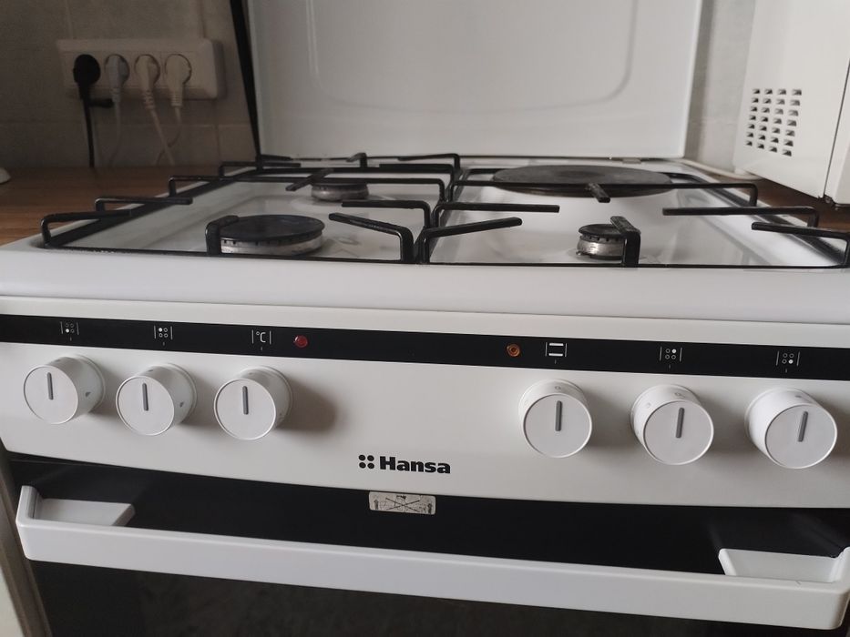 Продам газ плиту Hansa