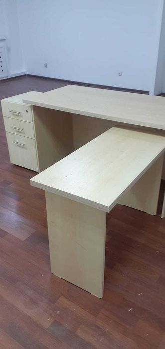 Офисный стол с полочками