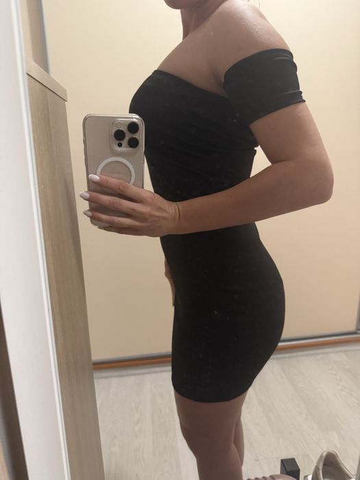 Черна рокля с малки ръкави