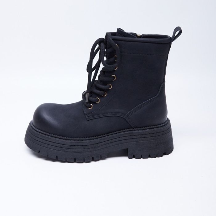 Стильные ботинки на массивной подошве