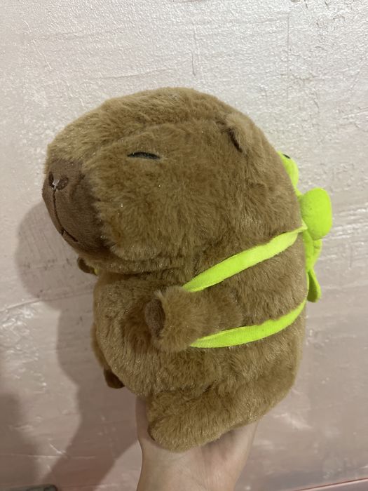 Игрушка капибара с рюкзаком