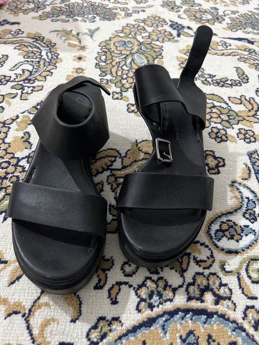 Босоножки отдам даром