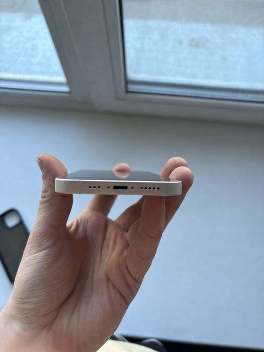 Продам iPhone 13, белый, в отличном состоянии