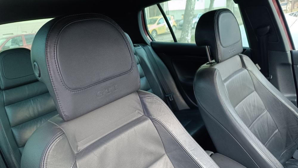 Кожен GTI салон с подгрев и ЕЛ надуване рекаро черен / тъмносив Голф 5