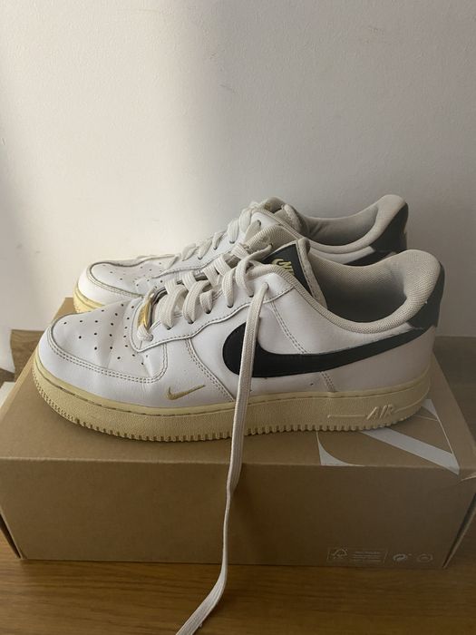 Nike Air Force 1 alb/negru cu detalii aurii – mărimea 40 – stare foarte bună
