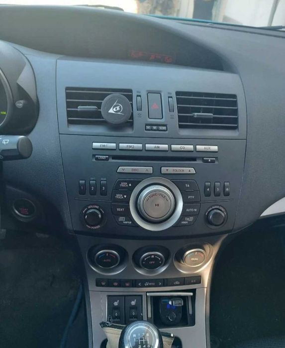 Лек автомобил Mazda 3