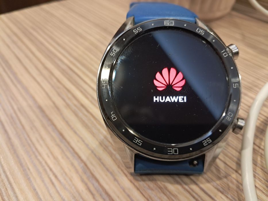 Продавам смарт часовник Huawei Watch 46