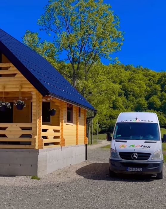 Vând cabană cu acoperiș mansardat, cu o cameră și o baie