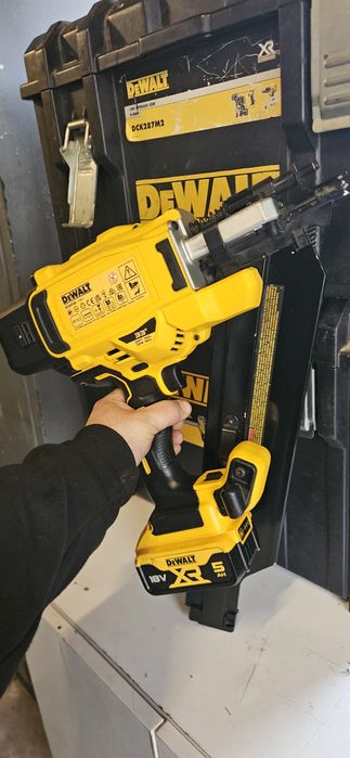 Pistol cuie dewalt dcn 930