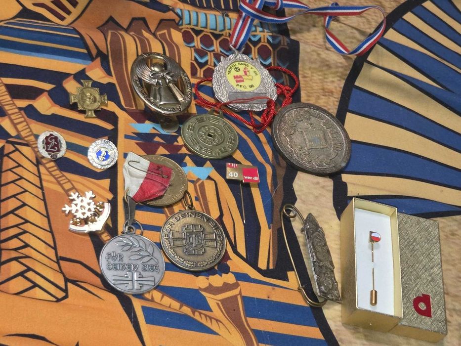 Lot vintage de 16 insigne si medalii diverse