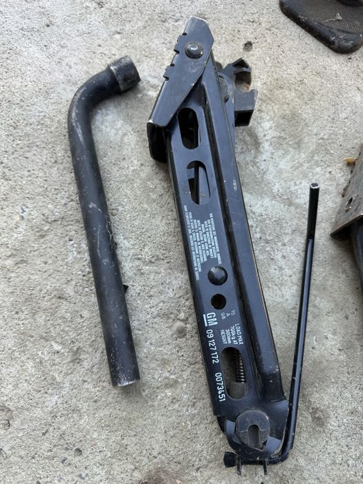 Домкрат и ключ подставка