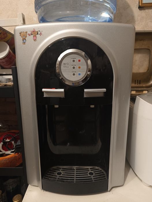Диспенсър за вода Finlux FWD 2041D. Компресорно охлаждане 90/590W, 4-95C, Охлаждане 1.5 l/h, Затопляне 5 l/h
