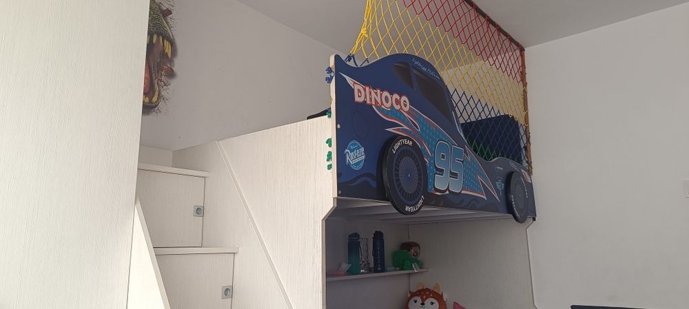 Pat supraetajat 3 locuri de dormit ,dulap mare