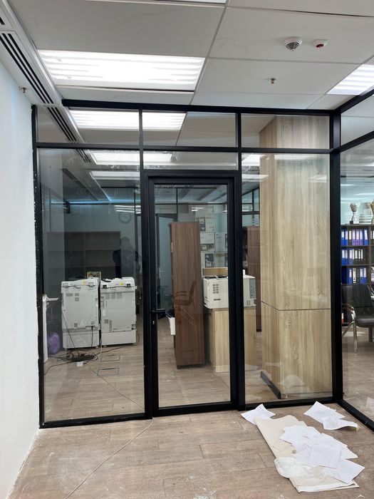 Алюминиевые двери витражи офисные перегородки