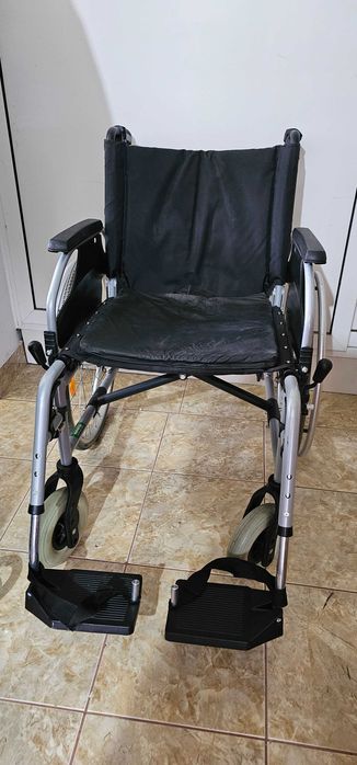 Carucior cu roti pentru persoane cu dizabilitati .