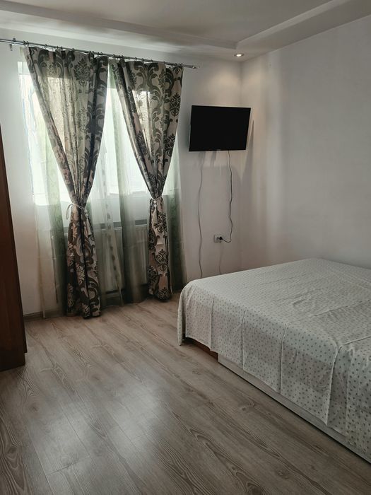 Inchiriez apartament 3 camere, micro 11