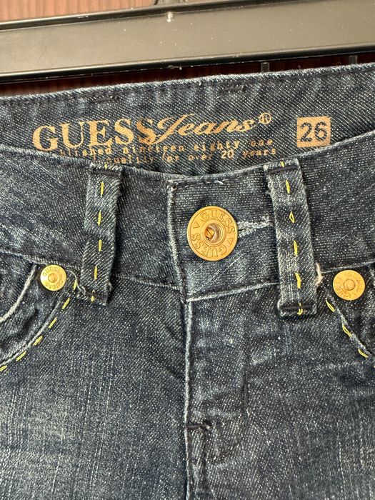 Дънки на марката GUESS