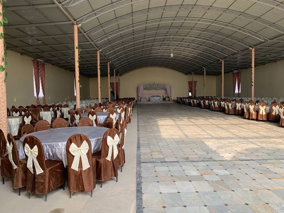 Столы , стулья и посуда