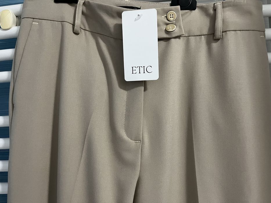 Pantaloni bej , eleganti, noi