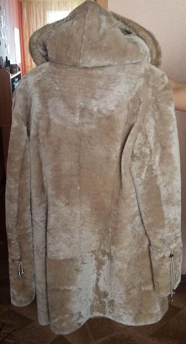 Продам шубу мутон с капюшоном