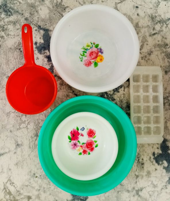 Пластиковая посуда,2 кухонных набора с подставкой,подставка,сушилка.