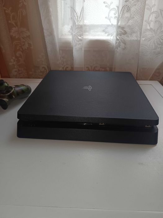 Vând PlayStation 4 500gb și 3 jocuri GTA 5 mortal combat 11 și FIFA 23 . Bistrița Năsăud