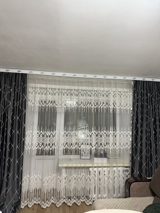 Шторы в сером цвете и тюль в белом цвете