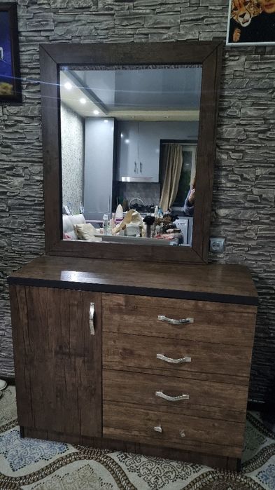 Продаётся трюмо комод с зеркалом .
