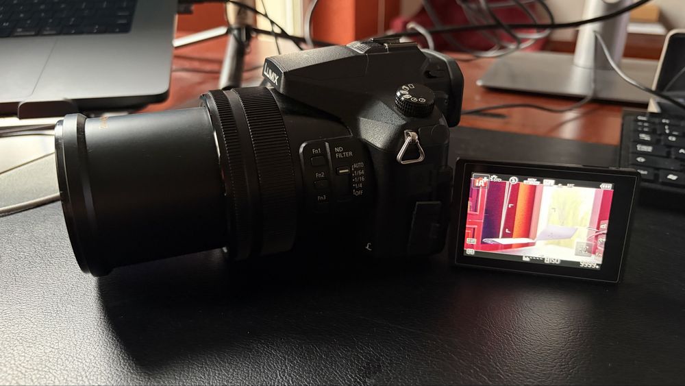 Panasonic Lumix FZ2500 4K + 2 baterii + încărcător + alimentare continuă