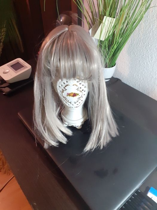 peruca gri cu breton