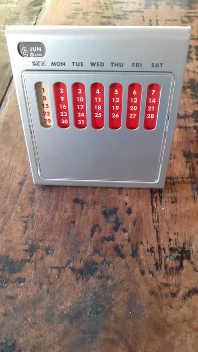 календар вечен за маса или бюро метален супер атрактивен