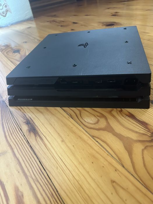 Плейстейсън 4 про с два джойстика и три игри