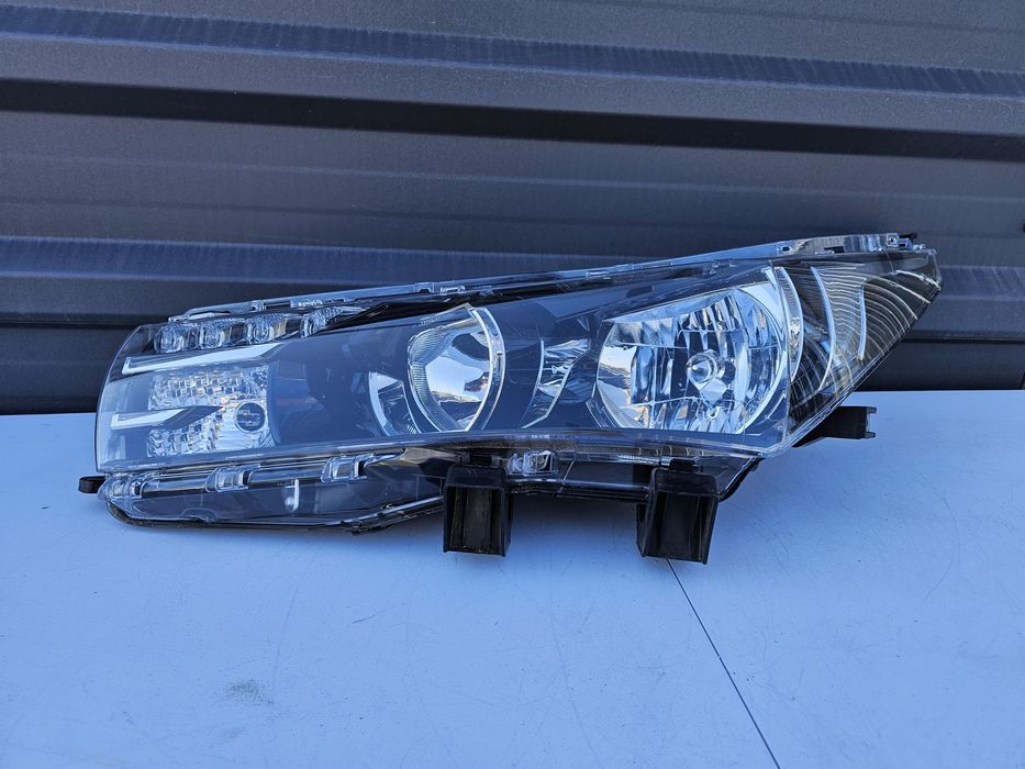 Far stanga și dreapta Halogen si Led Toyota Corolla