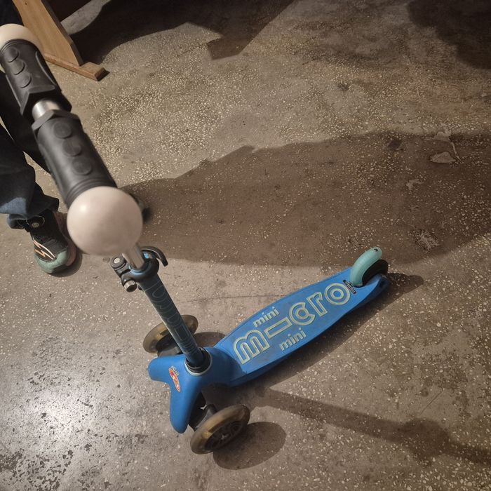 Trotineta mini micro albastra roti si manere ghidon luminoase
