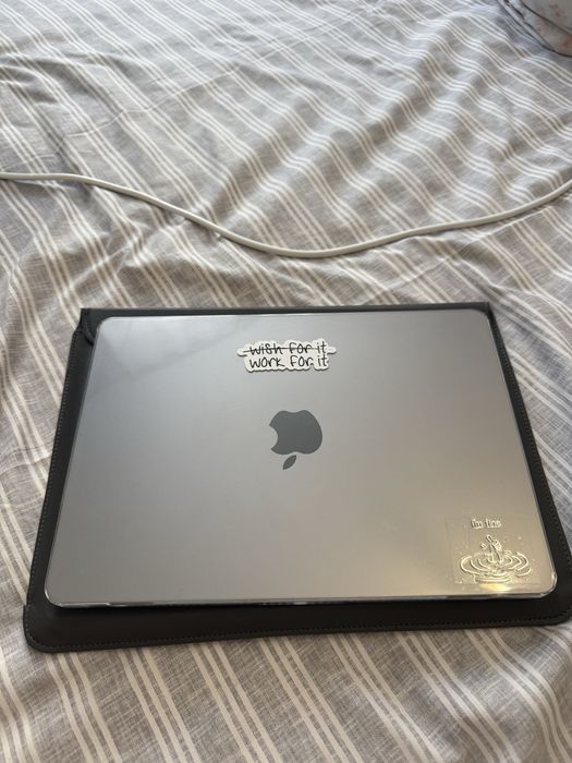 Продаю MacBook Air M2 2022 года, 8/256 GB.