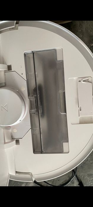 Робот пылесос белый