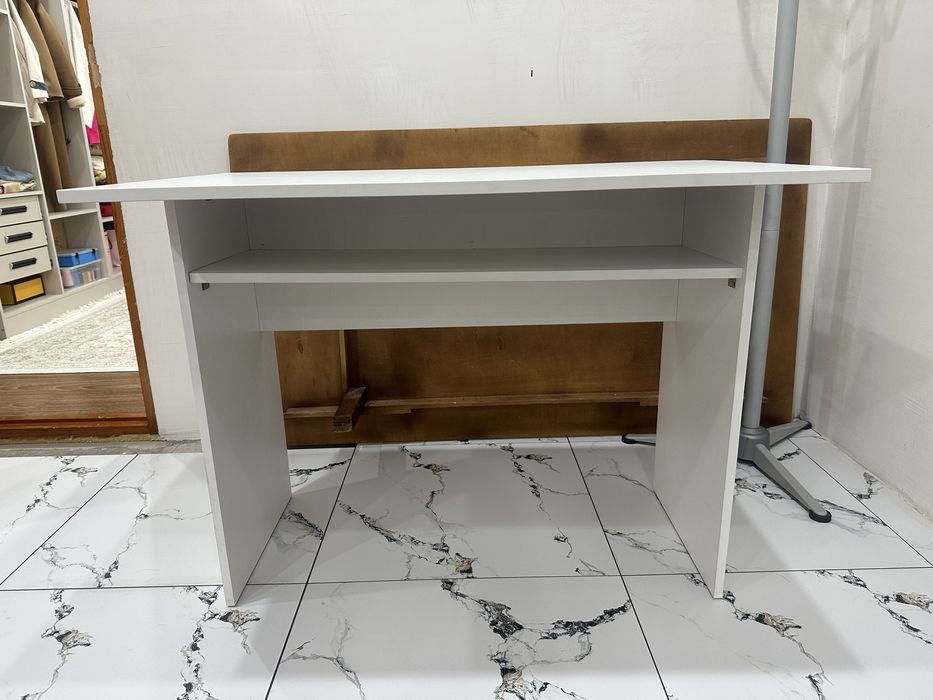 Продам стол белый.