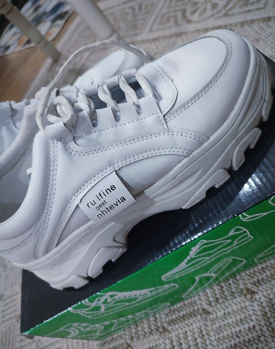 Кроссовки 2000 тг