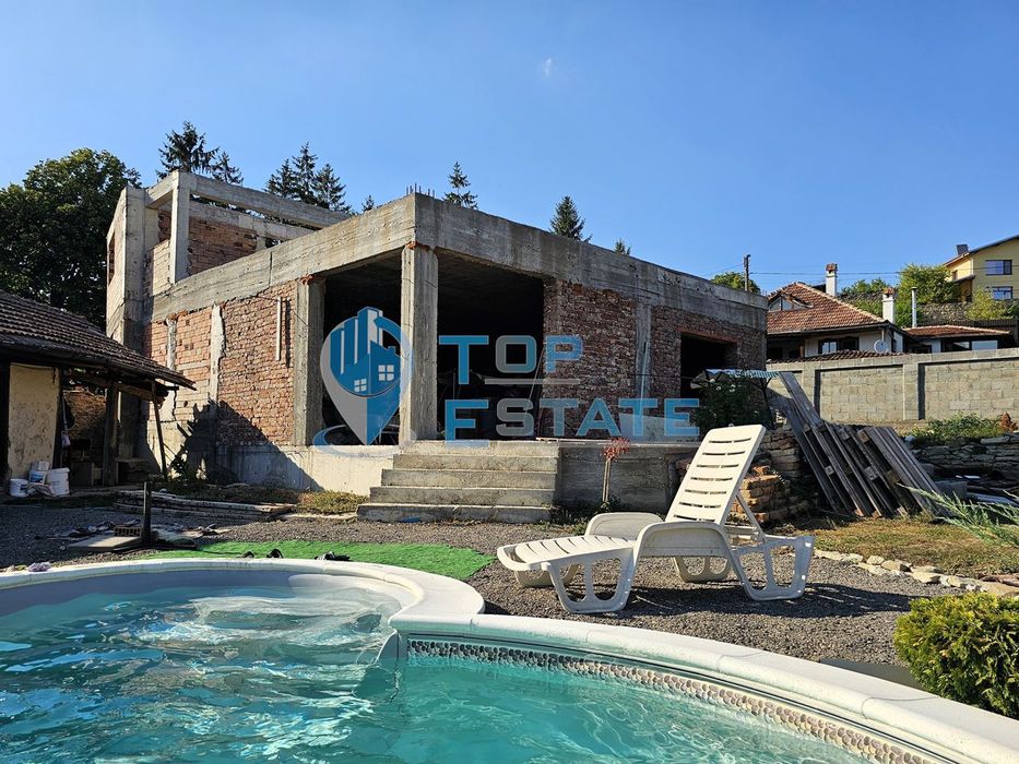 Двуетажна къща на груб строеж с втора къща и басейн с панорама в село