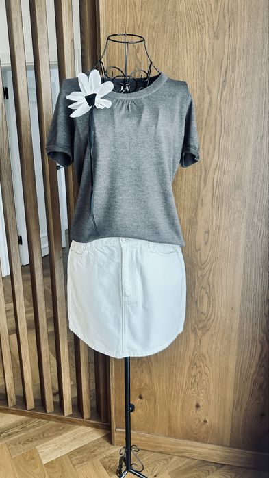 Tinuta de vara, formata din bluzita dintr un tricot subtire si fusta din denim.
