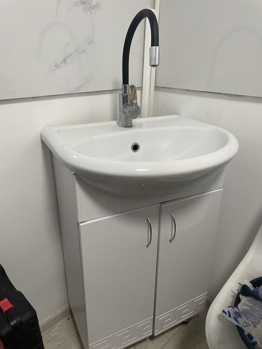 Кухоннный шкаф, смеситель