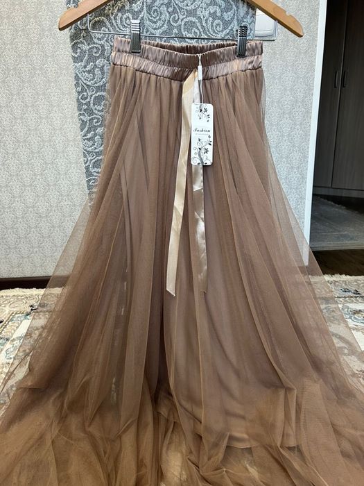 Юбка новая бежевого цвета