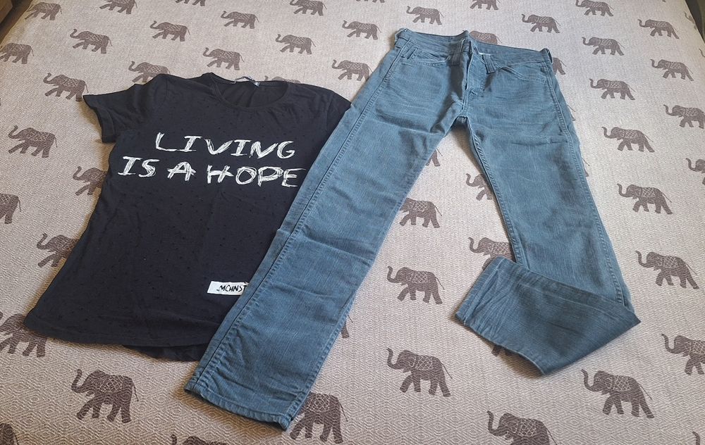 Мъжки дънки XS (28/32) и тениска