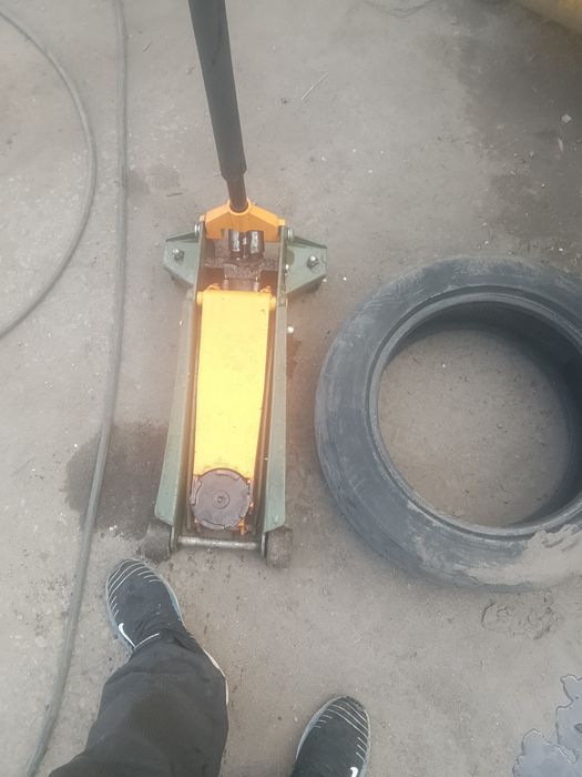 Продам домкрат подкатной 3 т