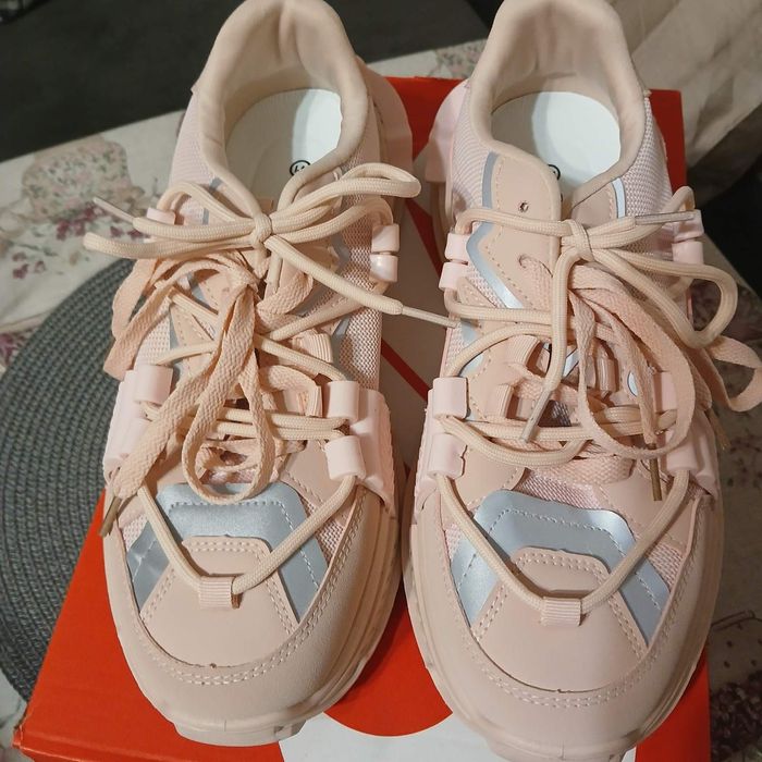 Дамски маратонки чисто нови !!!