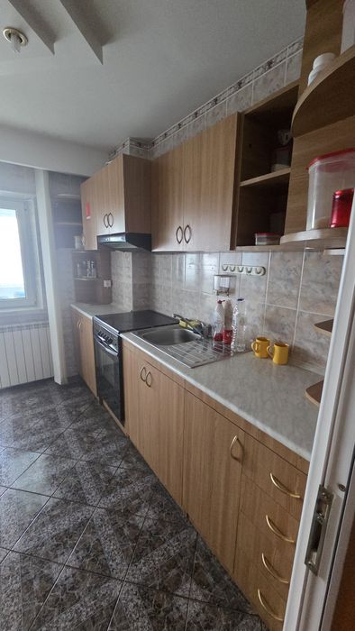 Vand mobila bucatarie + masa+ aragaz+hota