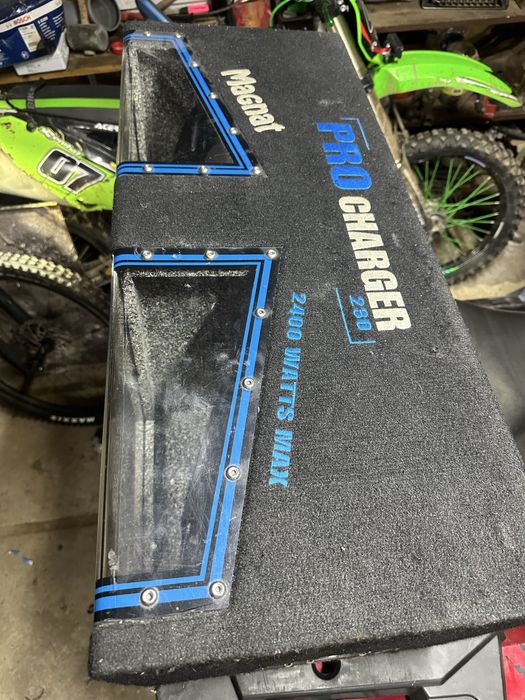 Tub de Bass auto Magnat Pro Charger 230